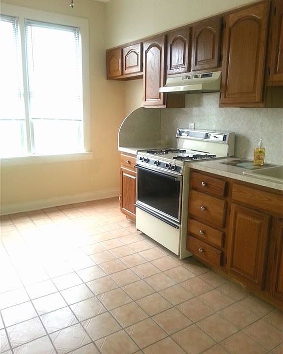 2nd image of 256 Winfield Ave