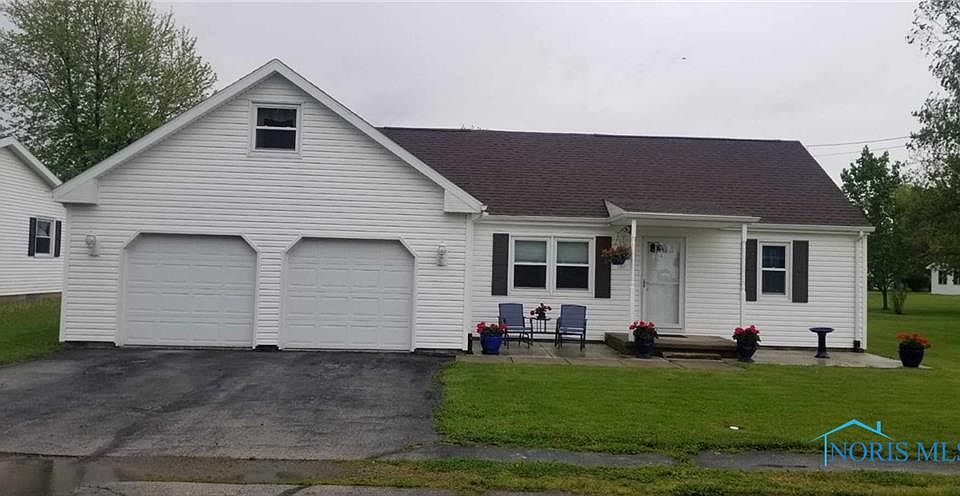 1st image of 221 Earl St