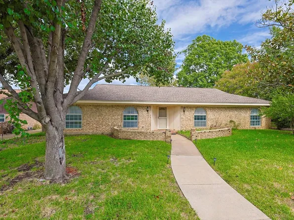 181 Shady Lake Dr, Hurst, TX 76054