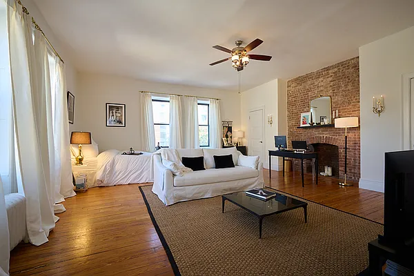 Rented by Perry Associates NYC Inc | media 2