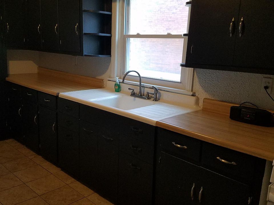 Eat in kitchen with lots of cupboard space.