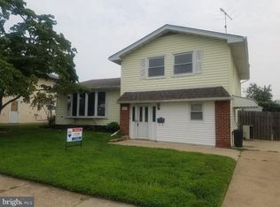 1041 Camas Dr, Philadelphia, PA 19115