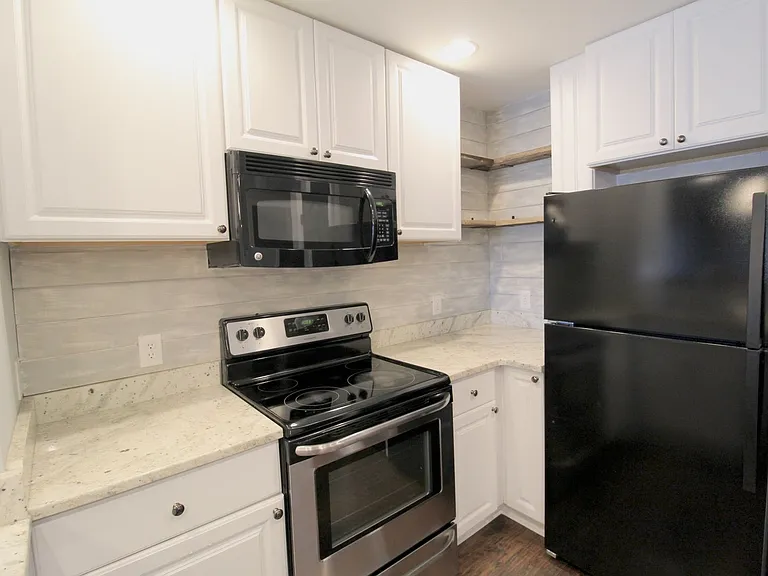 1340F Hunters Rd — Photo 8