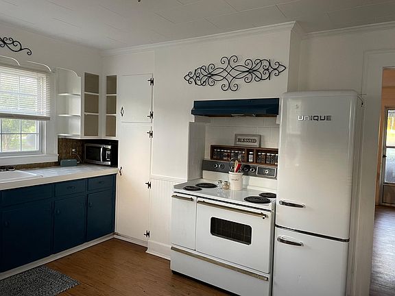 Kitchen - appliances remain in place