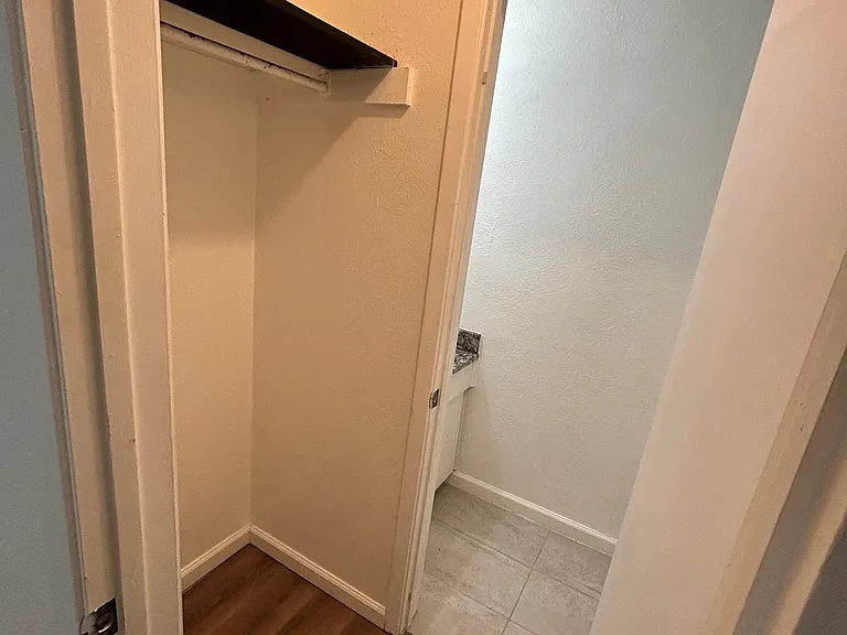 1118 Brookswood Ave E #B — Photo 12