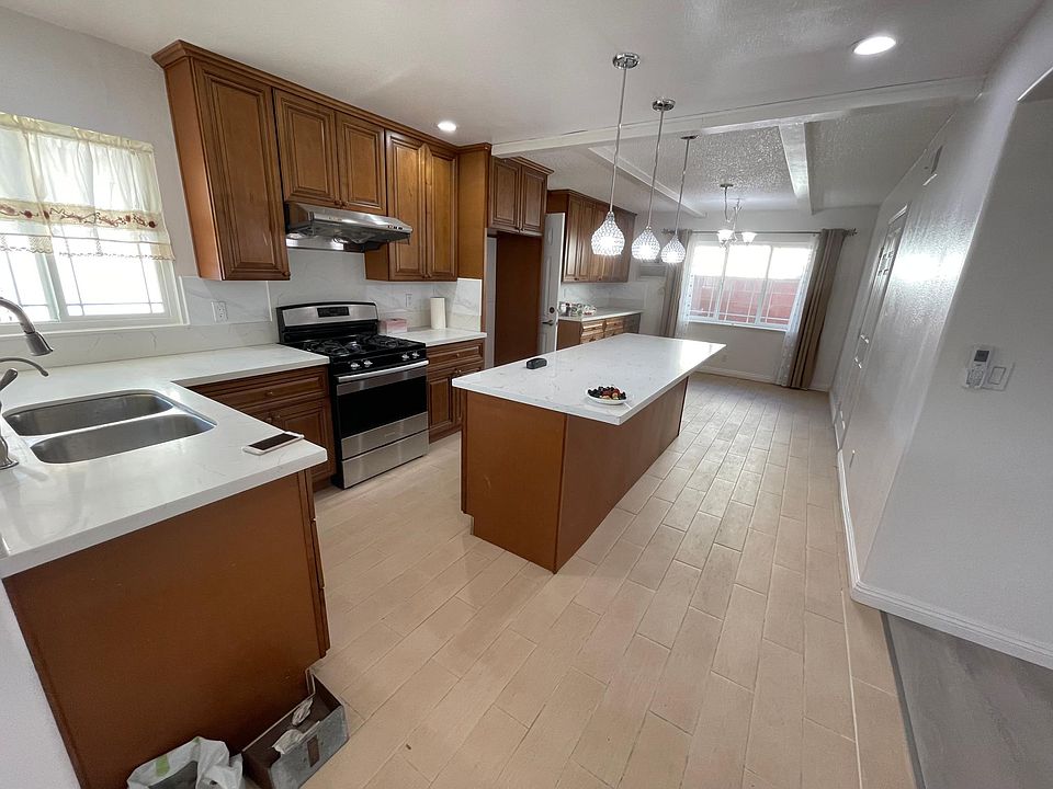 1st image of 1526 W Chateau Ave