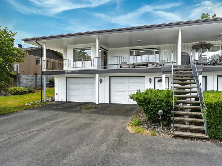 690 Country Club Rd — Photo 3