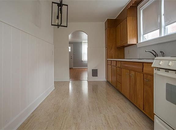 5th image of 1549 Maple St