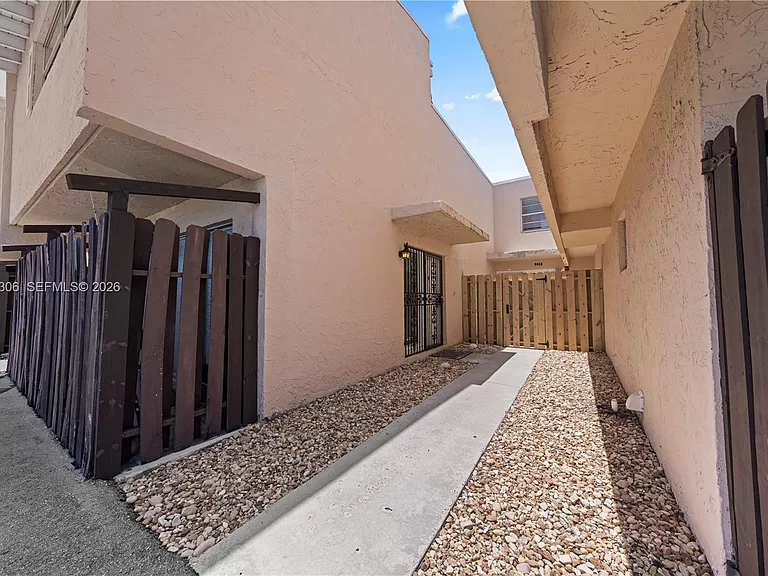 9011 NE 4th Avenue Rd #9011 — Photo 2