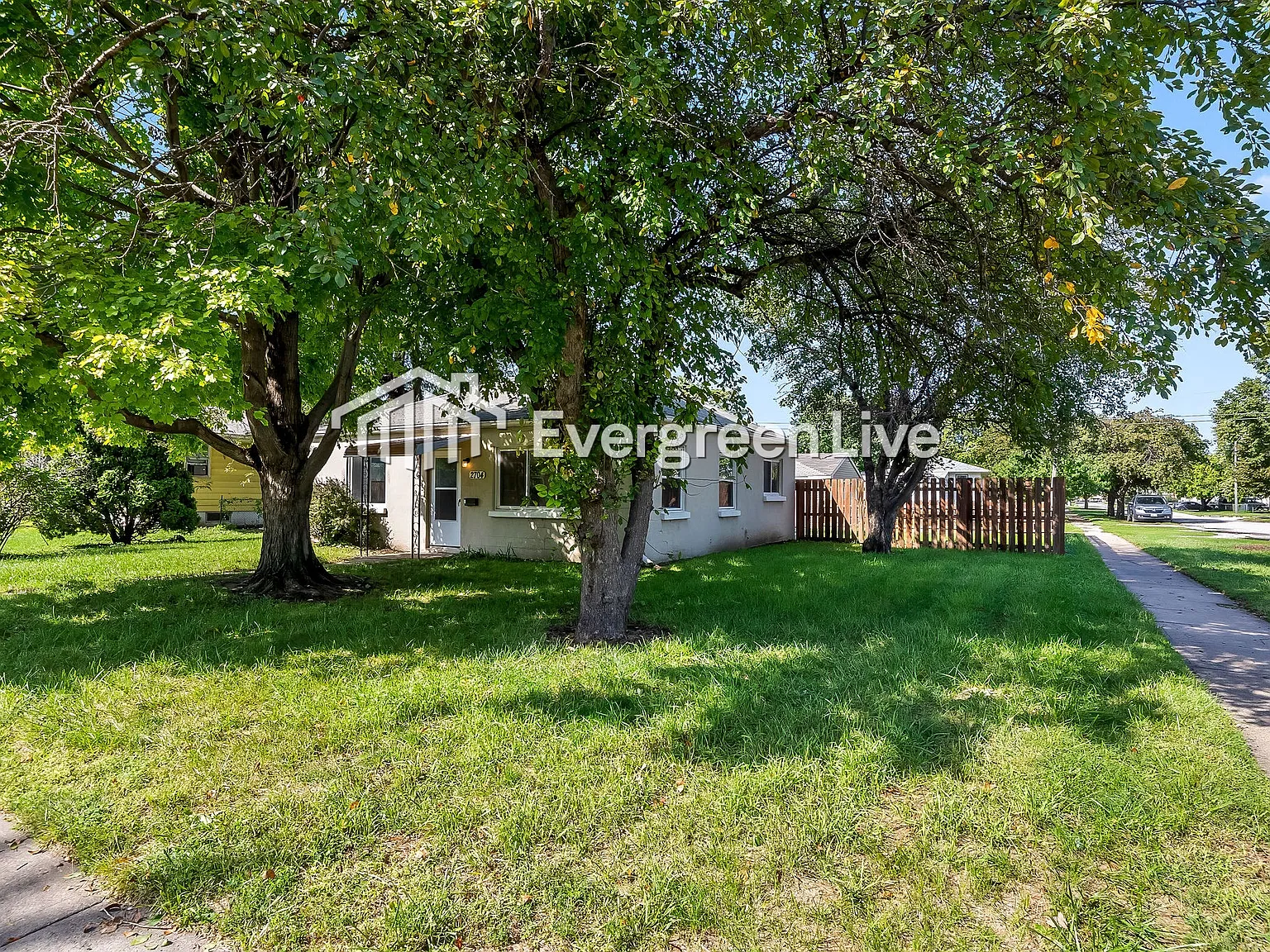 2 bed, 1.0 bath, 891 sqft, $1,295 — Photo 2