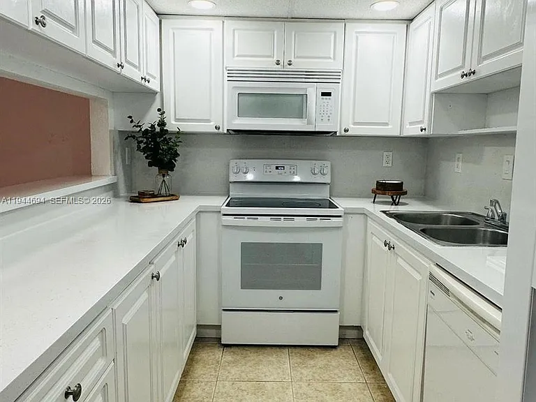 984 W 40th St #2 — Photo 9