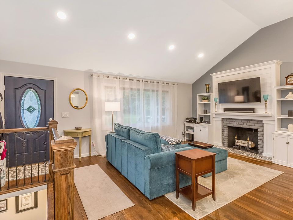 1st image of 61 Crest Dr