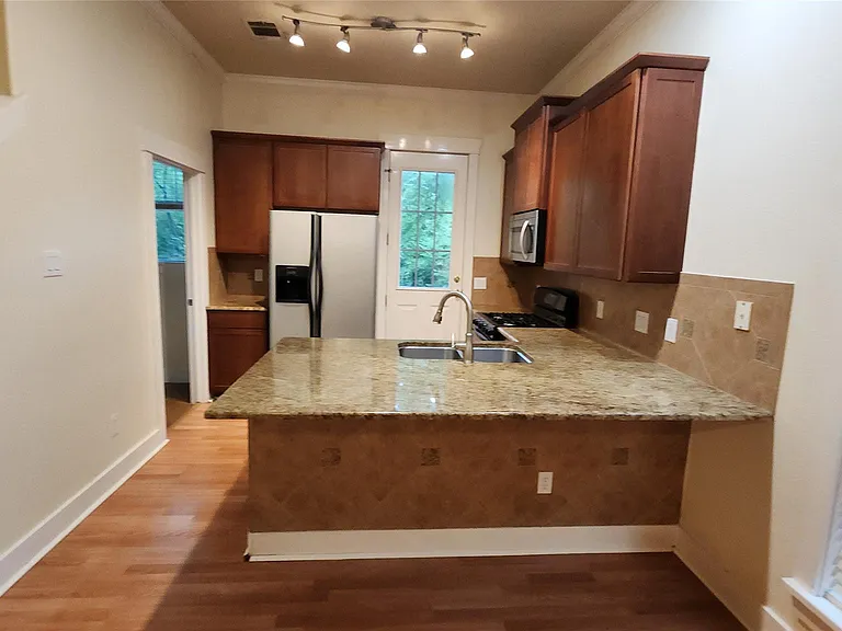 611 Franklin Blvd #B — Photo 3