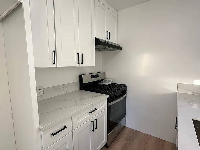 1027 Euclid St — Photo 2