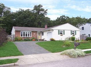 354 Singingwood Dr, Holbrook, NY 11741