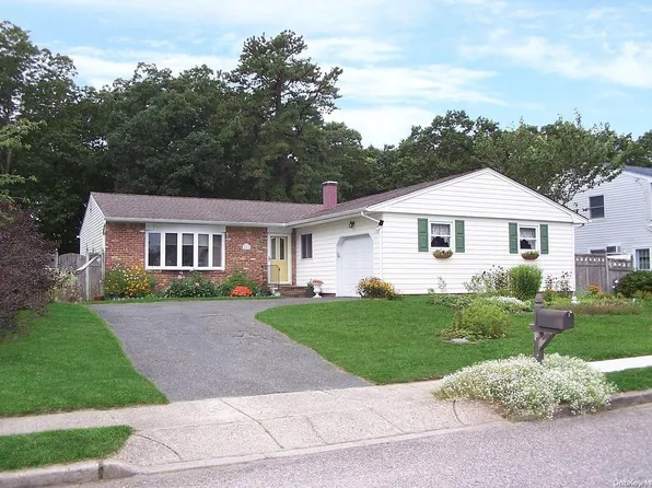 354 Singingwood Drive, Holbrook, NY 11741