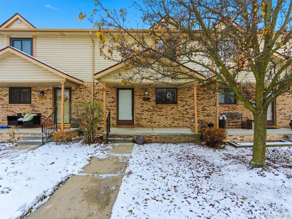 25927 New Forest Ct, Chesterfield, MI 48051