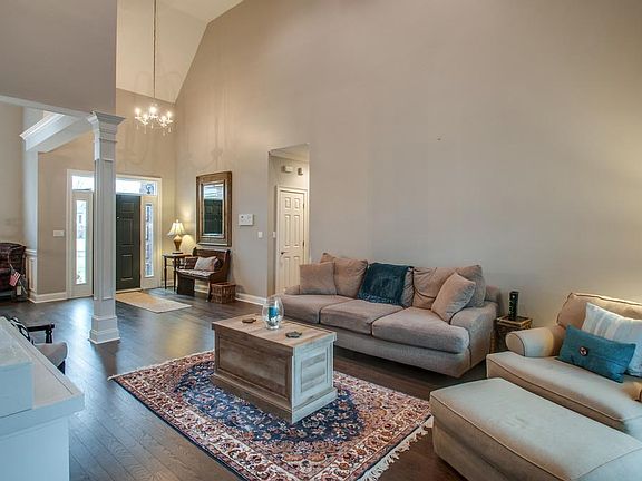 4th image of 813 Salisbury Way