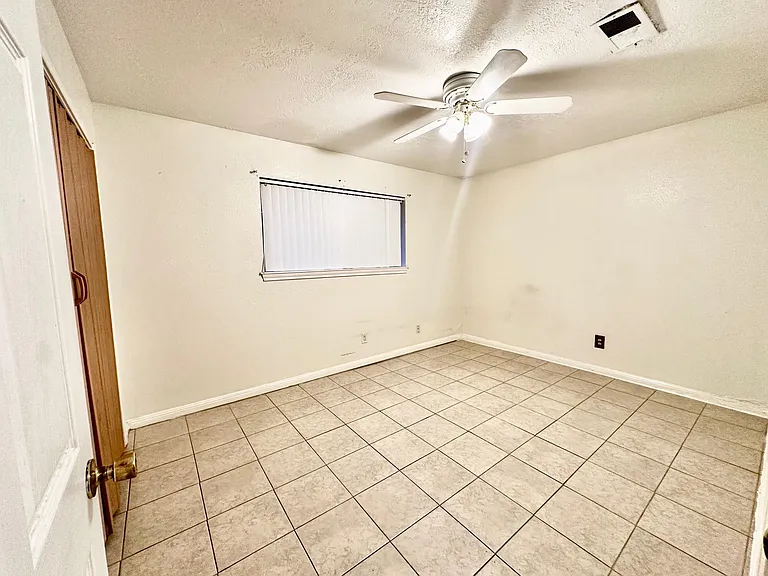 320 S Avenue F — Photo 3