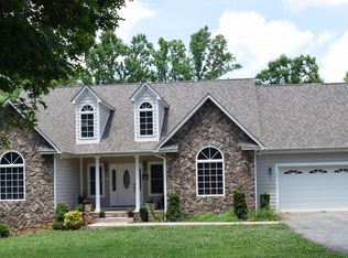 100 Peach Tree Ct, Huddleston, VA 24104