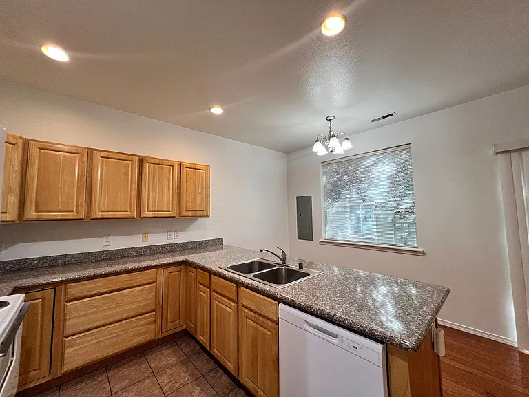 1620 W Lee St #4 — Photo 10