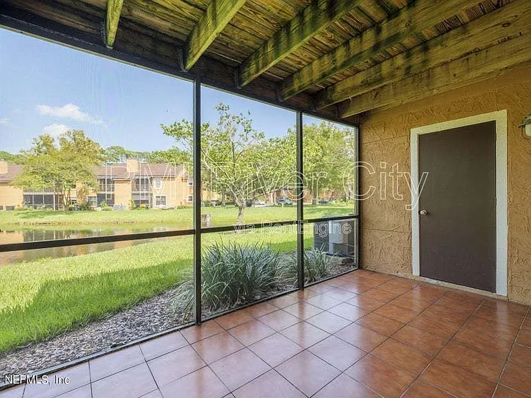 908 Shoreline Cir — Photo 3