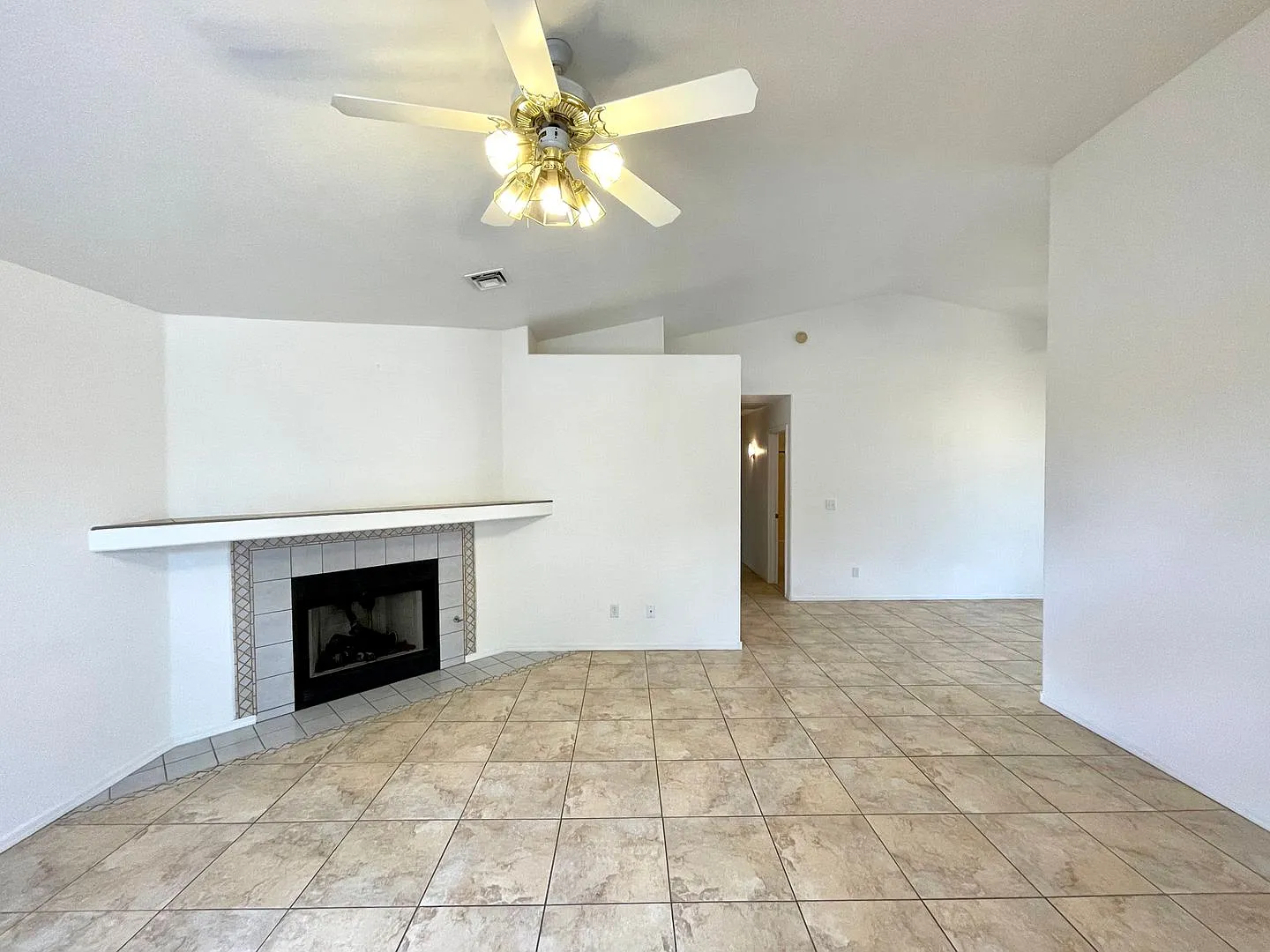 Cute 3 Bedroom Home in Center of Kingman- Available Now! — Photo 3