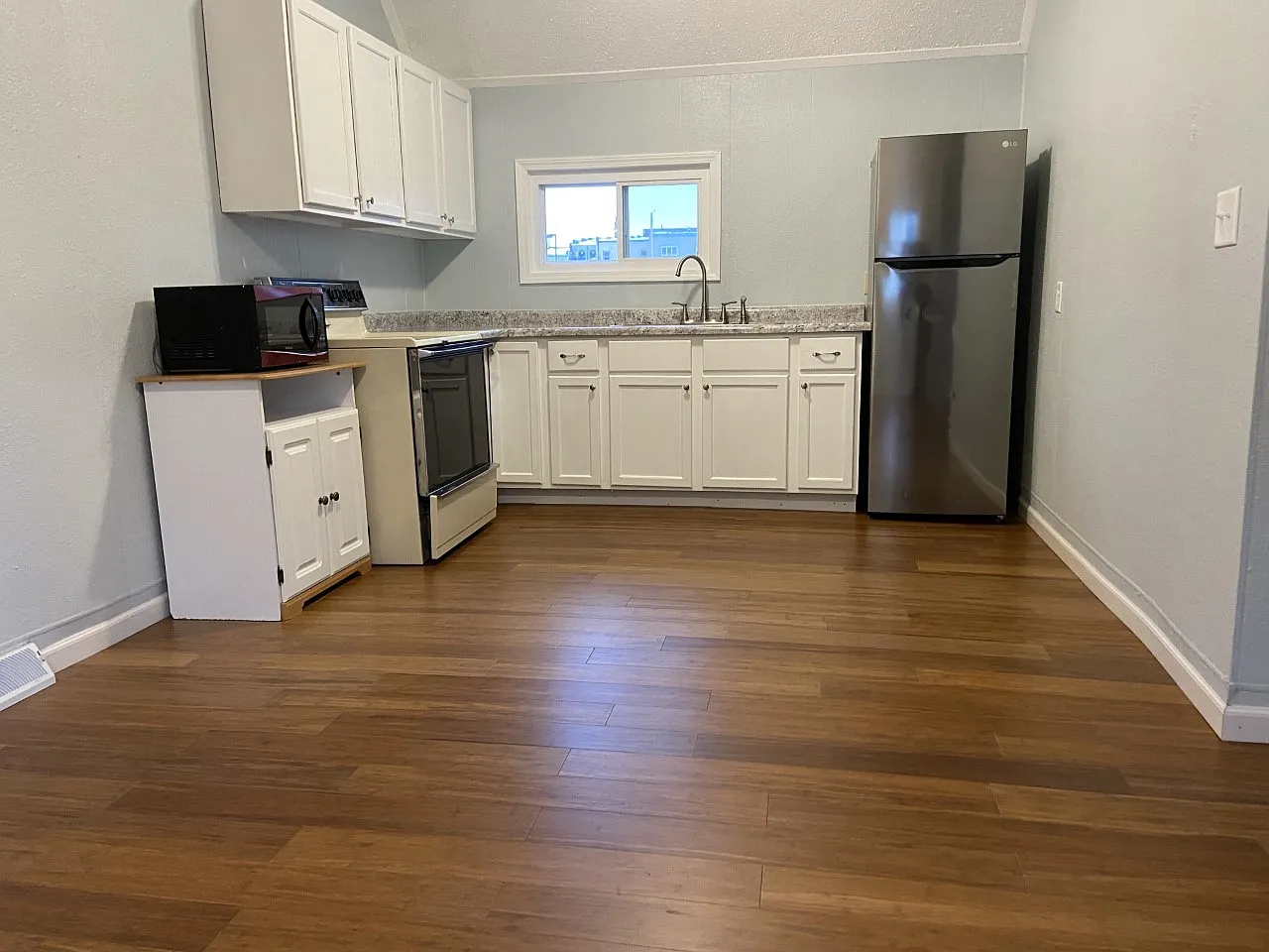 105 1st Avenue SW - Unit 105 1/2 (Upper) — Photo 4