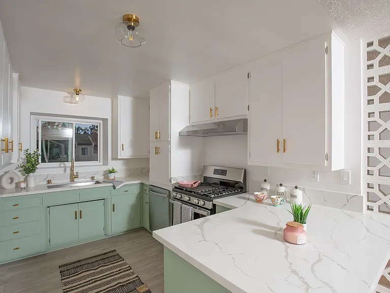 445 E Magnolia Blvd — Photo 15