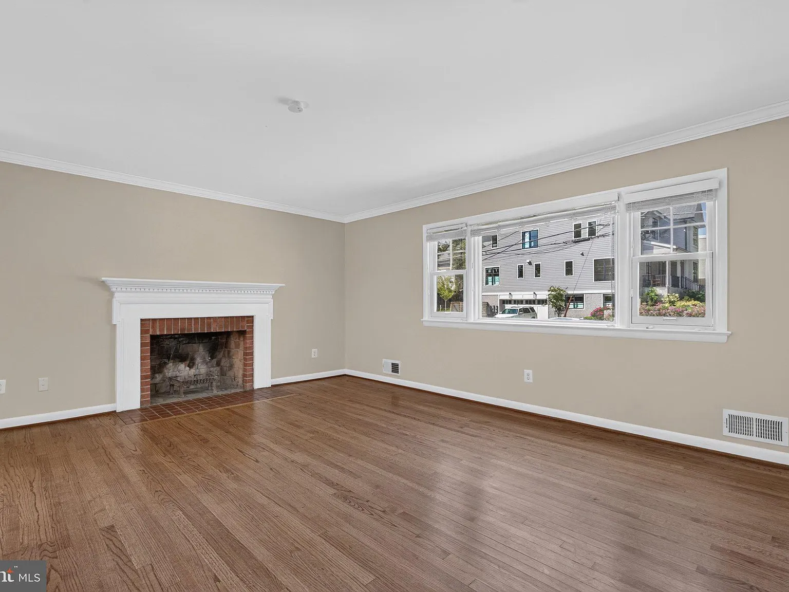 5 bed, 3.0 bath, 3022 sqft, $5,000 — Photo 2