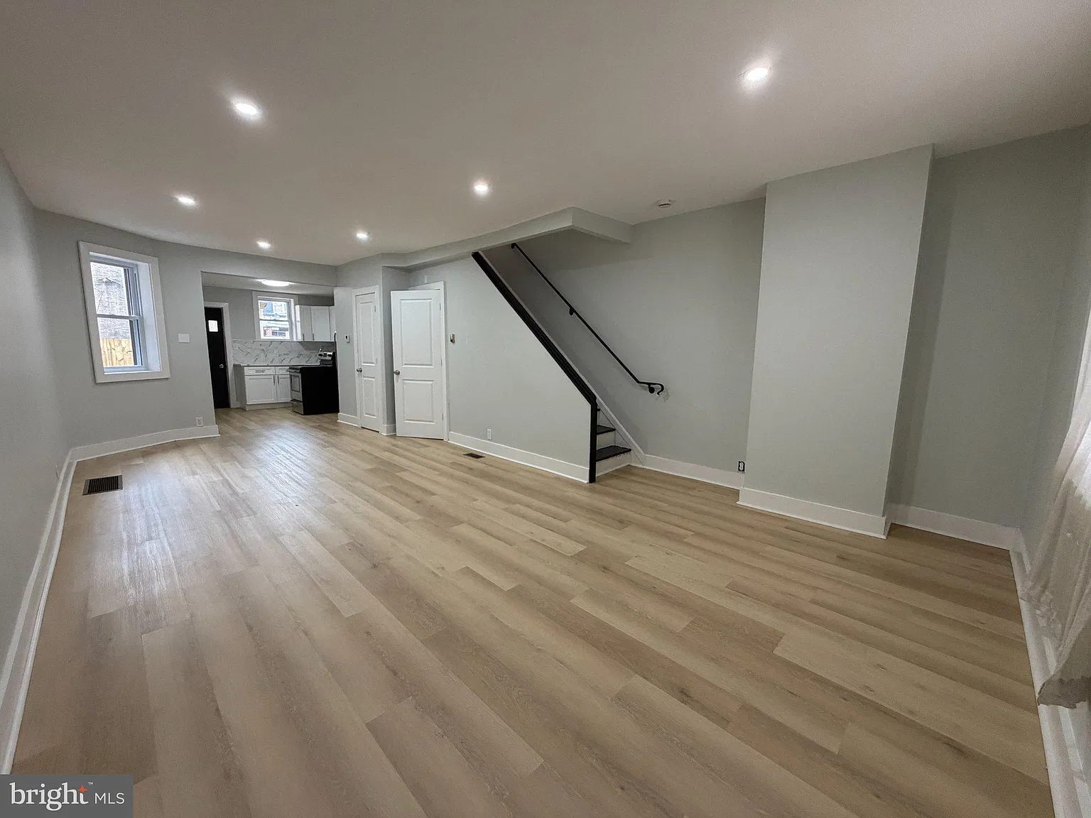 3 bed, 1.5 bath, 1240 sqft, $2,000 — Photo 3