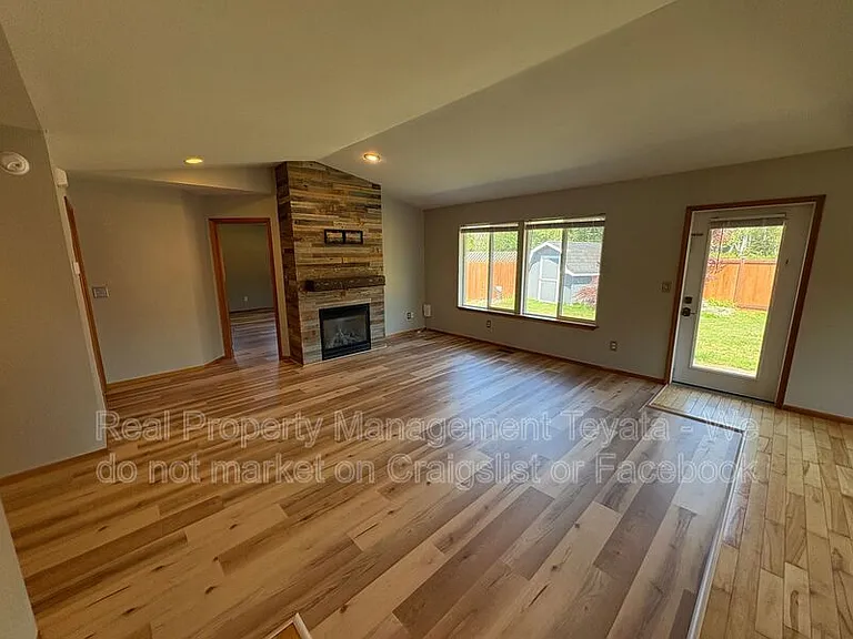 8390 Richmond Park Rd — Photo 3