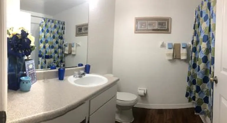Harvard Apartments — Photo 2