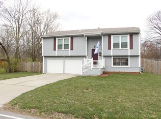 102 SW McClendon Dr, Lees Summit, MO 64081