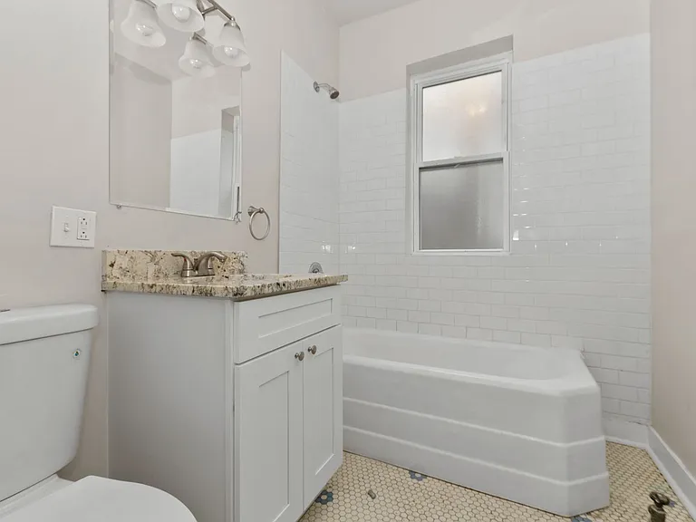 7018 S Clyde Ave — Photo 8