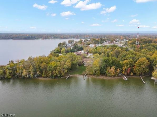Wavecrest St, Lake Milton, OH 44429