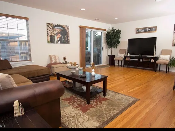 182 Vista Dr #74, Cedar Knolls, NJ 07927