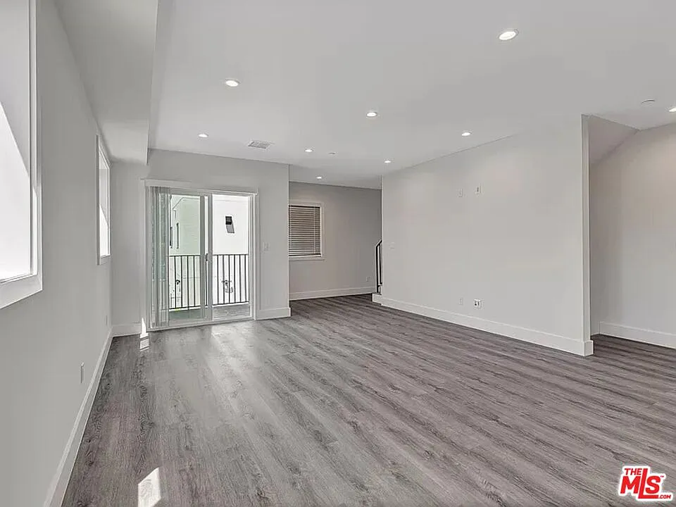 3 bed, 3.5 bath, 2000 sqft, $4,200 — Photo 4