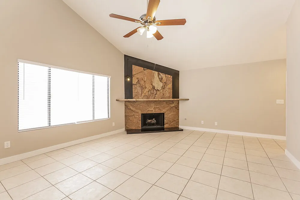 3 bed, 2.0 bath, 1297 sqft, $1,990 — Photo 4