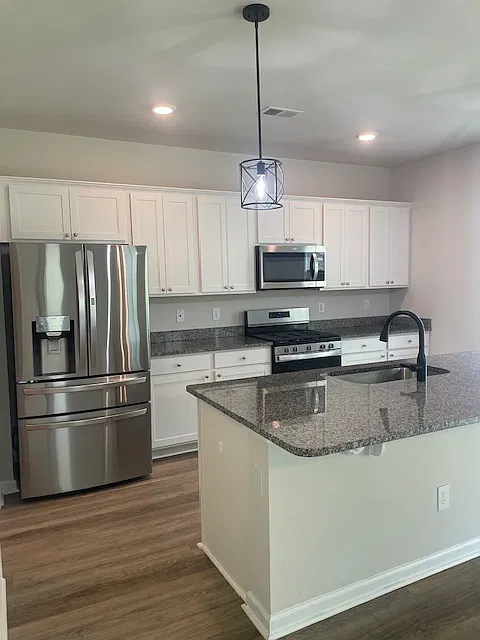 4 bed, 2.5 bath, 2340 sqft, $2,395 — Photo 4
