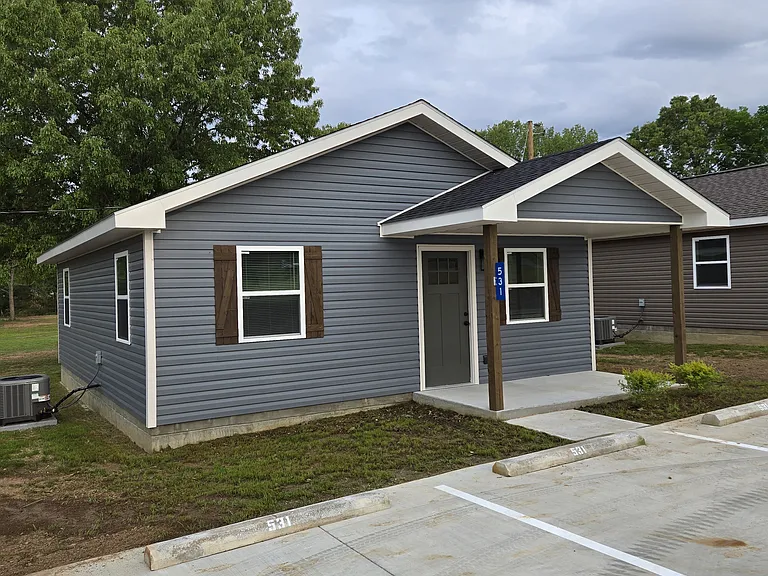 579 N Main St — Photo 1