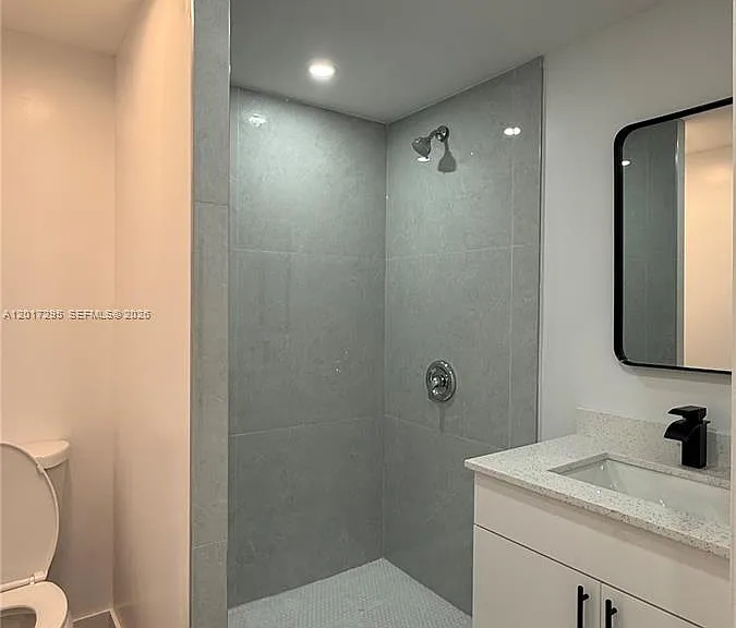 211 SW 10th Ave #5 — Photo 9