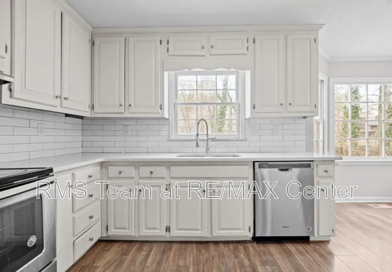 320 Saint Simons Cv — Photo 12