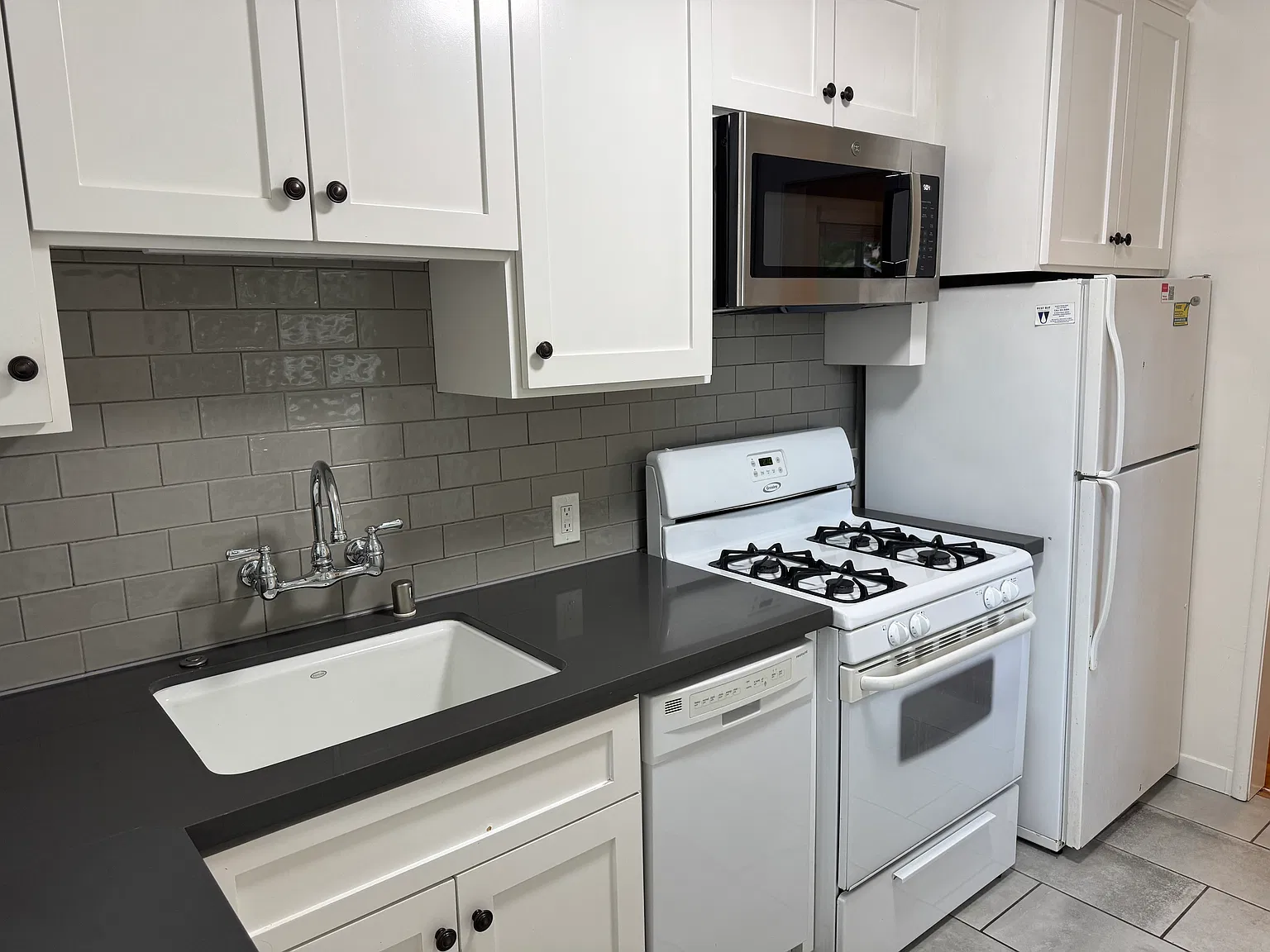 2 bed, 1025 sqft, $3,999 — Photo 3