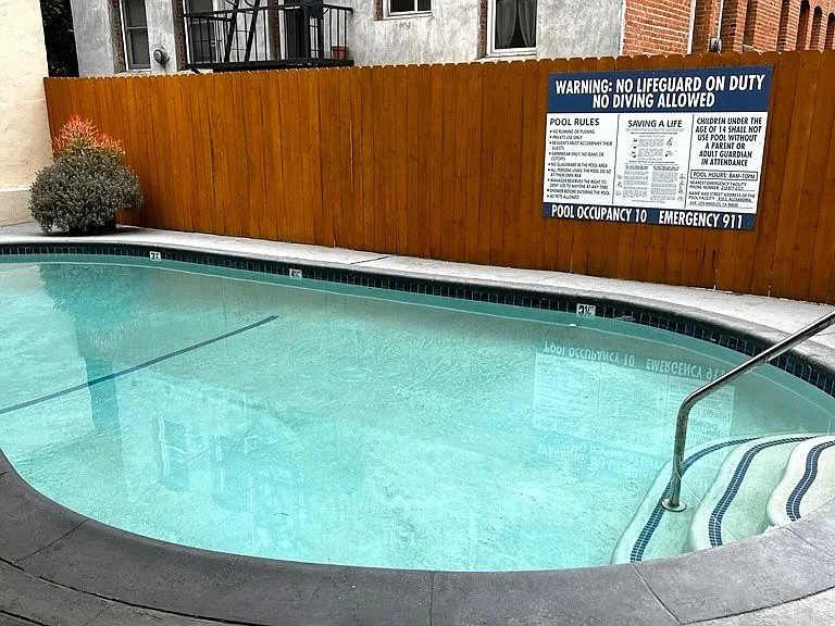 410 S Alexandria Ave — Photo 3