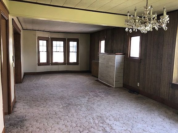 4th image of 102 Becker Ave