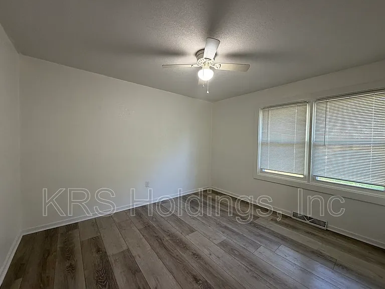 903 Freedom Ave — Photo 6