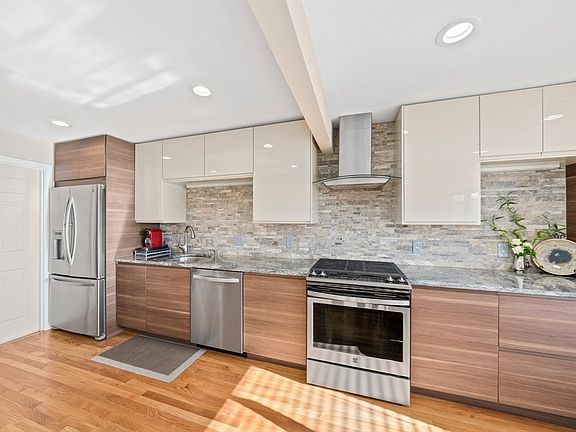 4th image of 16 Rosewood Dr Unit 18-04