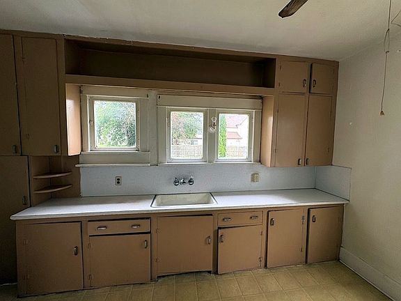 3rd image of 1705 Bechel Pl NW
