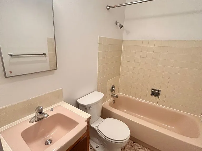 Escolier Apartments — Photo 18
